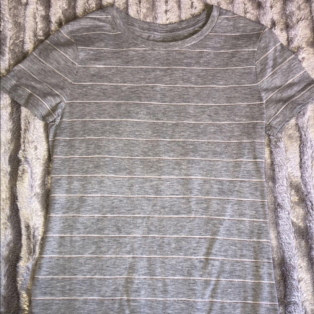 gray t-shirt